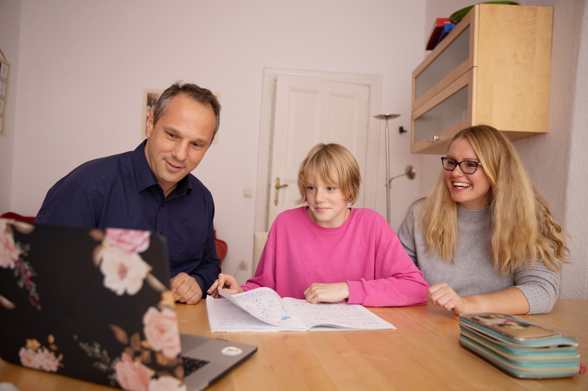 Familia acompañando a su hijo en casa