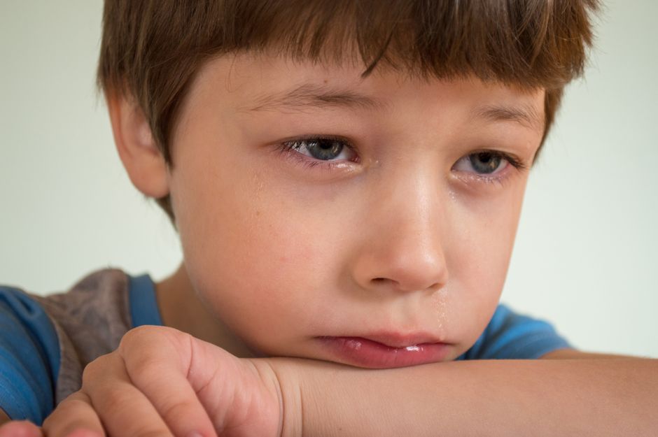 Berrinche vs. Meltdown: Cómo diferenciar qué le pasa a tu hijo y qué hacer en el momento exacto.