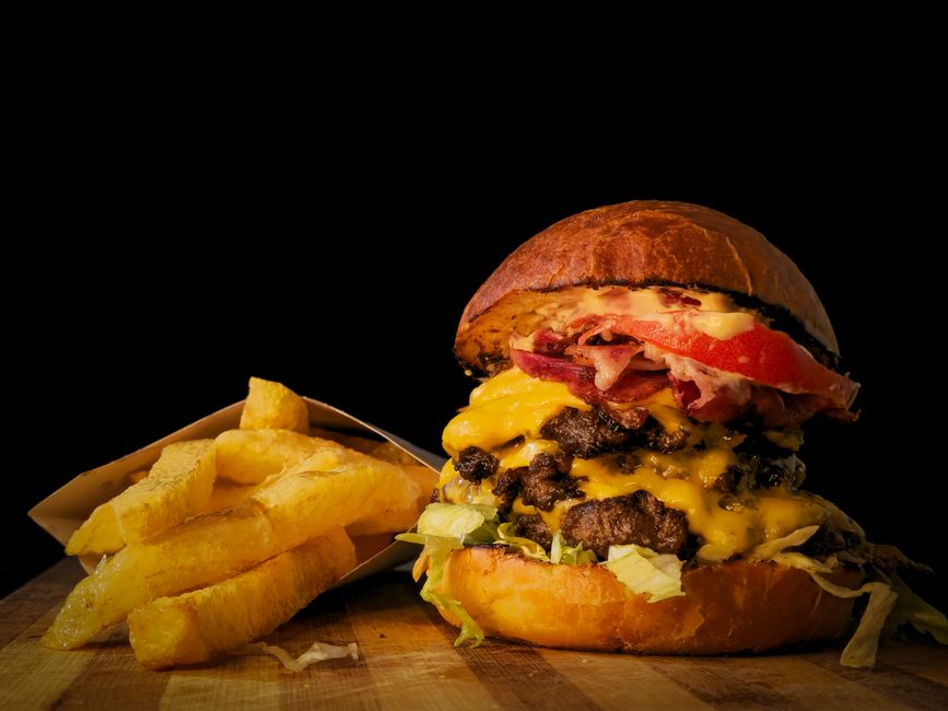 La obsesión con los ultraprocesados: Por qué los cerebros con TDAH buscan constantemente la comida chatarra.