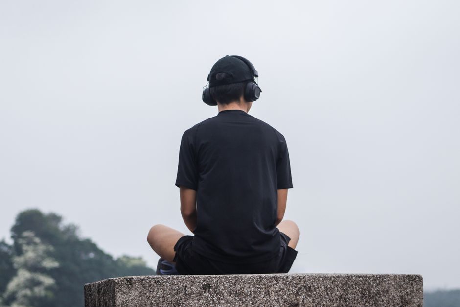 Música y ondas binaurales para calmar el cerebro: Playlists recomendadas y qué dice la neurociencia actual.