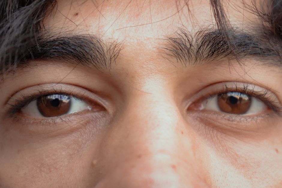 El fin de forzar el contacto visual: Por qué obligarlos a mirar a los ojos genera estrés innecesario.