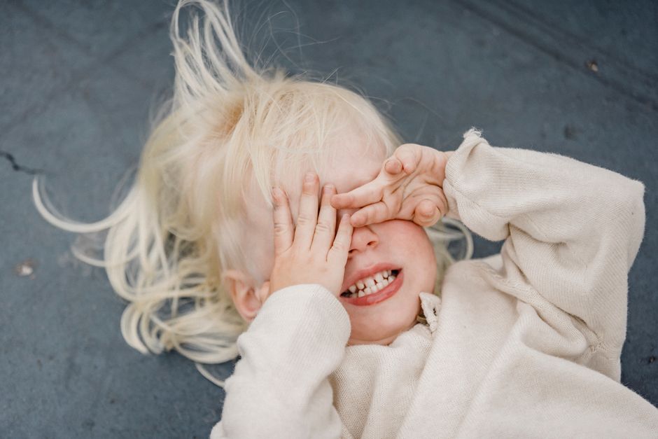 Berrinche vs. Meltdown: Cómo diferenciar qué le pasa a tu hijo y qué hacer en el momento exacto.