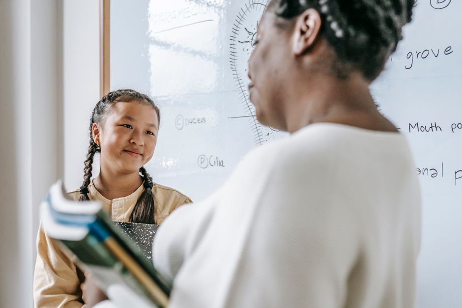 Adaptación escolar: Cómo hablar con la seño para que entienda sus necesidades sin etiquetarlo.