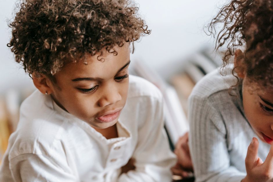 El lugar de los hermanos neurotípicos: Cómo darles atención sin que sientan que su hermano se lleva todo tu tiempo.