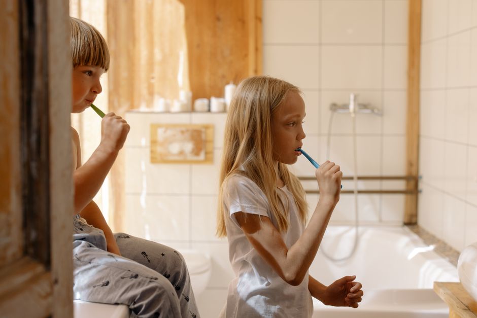 Autonomía en el baño: 4 pasos para que lavarse los dientes deje de ser una batalla campal nocturna.