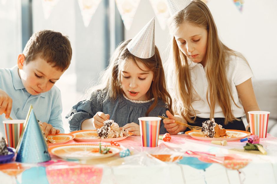 Cumpleaños infantiles: Guía de supervivencia para que tu hijo (y vos) no terminen colapsados por el ruido.